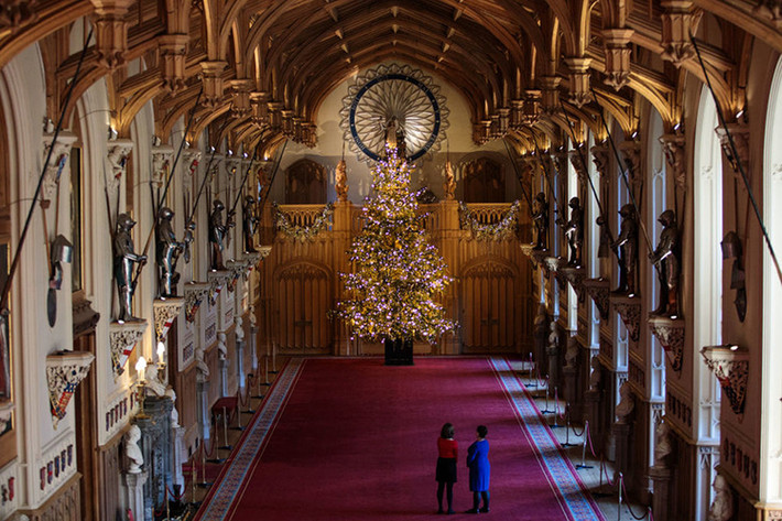 Cây thông Noel khổng lồ cao tới 6 mét bên trong Lễ đường St George's ở Windsor. Nguồn ảnh: Insider.