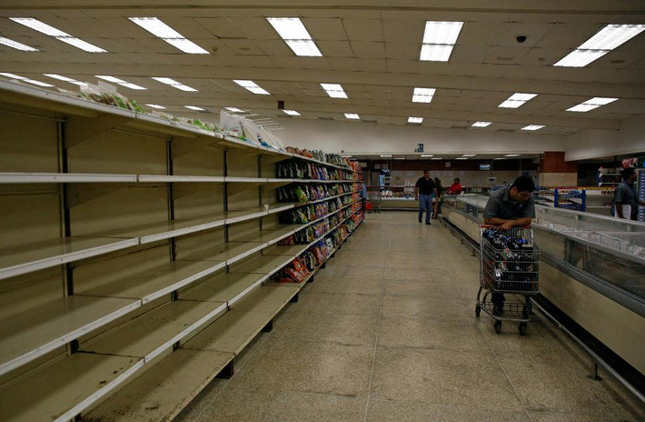 Các kệ hàng trong siêu thị hay cửa hàng tiện lợi đều trống trơn hàng hóa. Ảnh Reuters