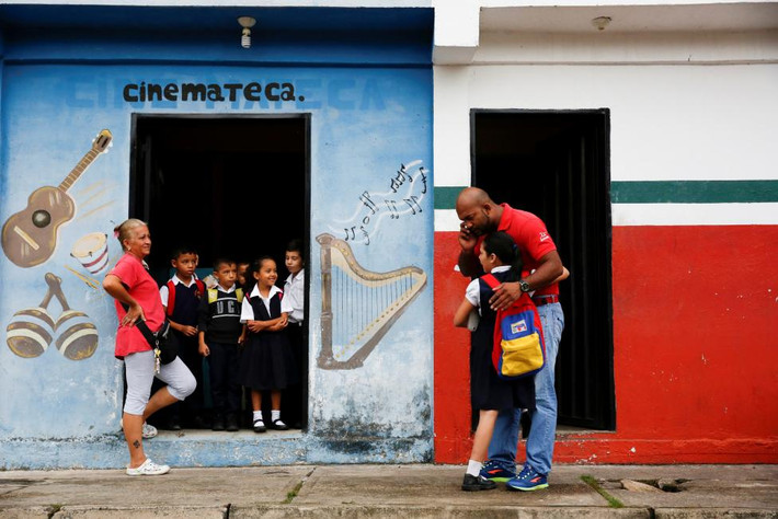 Ngành giáo dục ở Venezuela cũng bị đình trệ. Theo thống kê, khoảng 30%-40% giáo viên Venezuela bỏ bê lớp để xếp hàng nhiều giờ liền mua thực phẩm và thuốc men. Tỷ lệ tới trường của học sinh cũng sụt giảm do các em cũng gặp khó khăn. Ảnh Reuters
