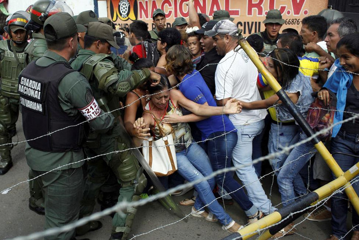 Người dân ở các thành phố Venezuela đổ ra đường biểu tình, thậm chí còn xô xát với cảnh sát. Ảnh Reuters