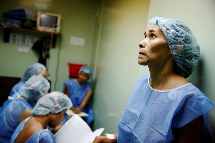 Nhiều phụ nữ Venezuela chọn giải pháp đi triệt sản khi mà bao cao su hay viên thuốc tránh thai trở nên khan hiếm trên thị trường trong tình cảnh khủng hoảng kinh tế. Ảnh Reuters