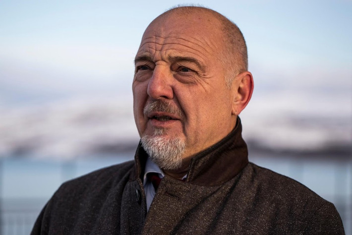 "Kirkenes là một thị trấn Nga ở Na Uy", ông Rune Rafaelsen (ảnh), thị trưởng thành phố Soer-Varanger (bao gồm Kirkenes), nhận xét. Ông nói ông sẽ không hoan nghênh việc có thêm xe tăng được đưa đến biên giới, dù ông cho rằng việc Na Uy là thành viên NATO là "một sự bảo đảm để tôi có thể làm công việc của mình".