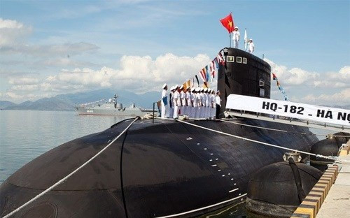 Đặc biệt hơn, trong khi các tàu ngầm khác của Việt Nam đều được đặt tên theo các thành phố biển lớn trên cả nước bao gồm TP HCM, Hải Phòng, Khánh Hoà, Đà Nẵng và Bà Rịa - Vũng Tàu thì tàu ngầm 182 lại mang tên Hà Nội - Thủ đô của nước Cộng hoà Xã hội Chủ nghĩa Việt Nam nhưng lại không hề giáp biển. Nguồn ảnh: TTXVN.