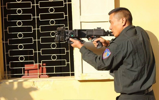 So với khẩu Sten của Anh trong quá khứ, Corner Shot có độ hiện đại và hoàn thiện cao hơn nhiều khi nó được trang bị hắn một bộ camera cùng màn hình hiển thị thay cho ngắm bằng gương như thông thường. Nguồn ảnh: Zingnews.