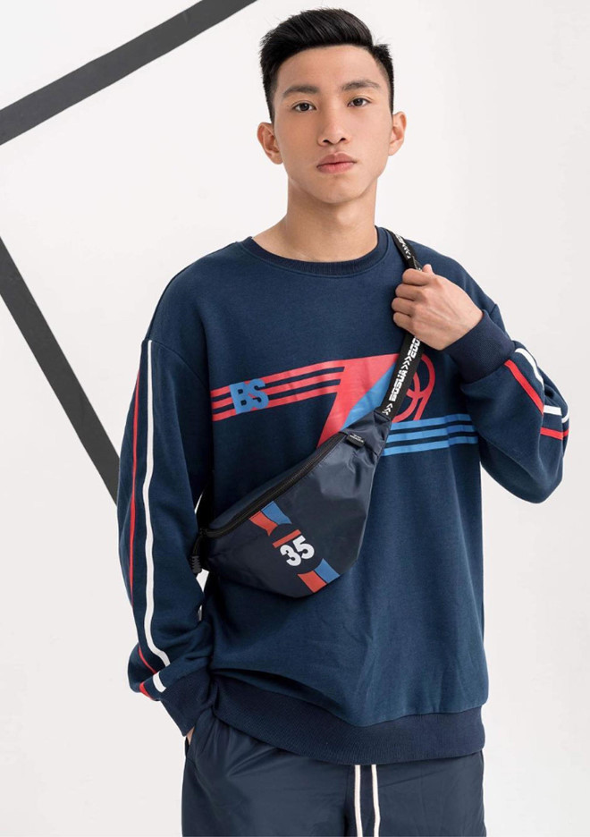 Anh thường xuyên lựa chọn những thương hiệu thời trang bình dân như H&M, chiếc túi có giá dưới 2 triệu đồng.