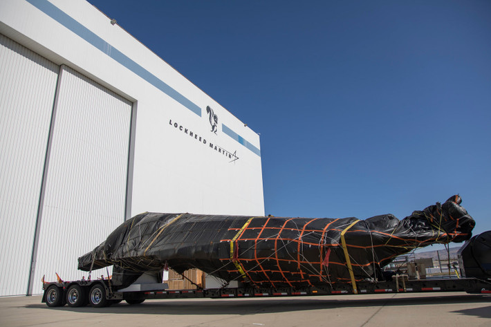 Từ những hình ảnh này có thể thấy, chiếc F-117 Nighthawk sau khi ra khỏi kho chứa với toàn bộ thân, cánh và cánh đuôi bị tháo rời được chuyển thẳng tới nhà lắp ráp máy bay của Lockheed Martin. Nguồn ảnh: Scramble.