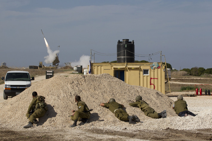 Nhiều nghiên cứu đã chỉ ra, Iron Dome không thể đánh hạ được rocket phóng đi từ tầm phóng dưới 5km. Mặc dù Israel không lên tiếng xác nhận điều này nhưng rõ ràng, phương thức phòng thủ của Iron Dome là hơi... cồng kềnh. Nguồn ảnh: Pinterest.