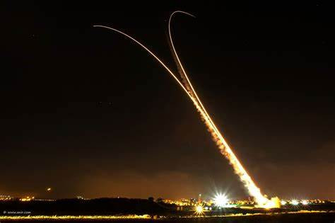 Đặc biệt là khi đối phương sử dụng rocket với số lượng lớn, bắn tấp cập vào phạm vi mục tiêu nhỏ, hẹp, phía Israel sẽ rất khó có thể đáp trả vì số lượng Iron Dome mà nước này sở hữu là không nhiều và được đặt khá phân tán. Nguồn ảnh: Pinterest.
