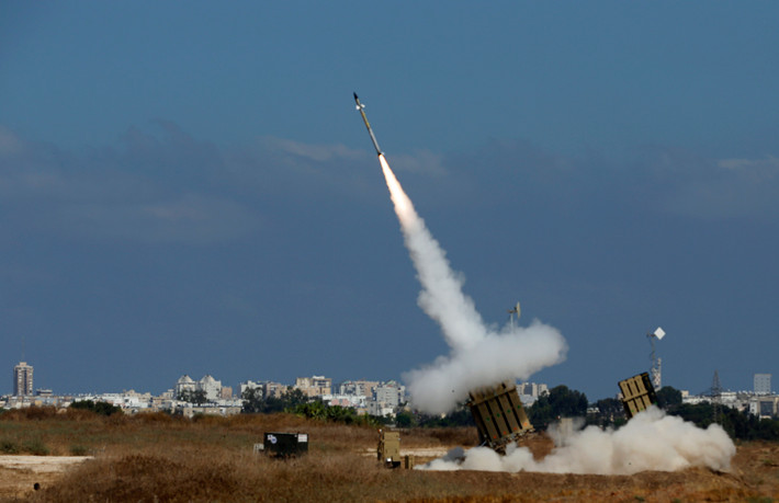Iron Dome là hệ thống phòng thủ có chọn lọc, nghĩa là hệ thống radar của Iron Dome sẽ lọc mục tiêu, vẽ ra toạ độ của từng viên đạn rocket. Nếu như toạ độ của viên đạn rocket đi vào khu vực Iron Dome bảo vệ, nó mới đánh trả. Nguồn ảnh: Pinterest.