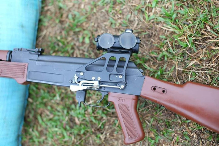 Việt Nam cũng phát triển khẩu súng trường tấn công AKM-1 theo kiểu này với ray kẹp kính ngắm kẹp thân súng. Tuy nhiên ray kẹp thân của Việt Nam được thiết kế khá cao so với nắp khoá nòng giúp xạ thủ tháo súng một cách dễ dàng. Nguồn ảnh: Duy Lê.