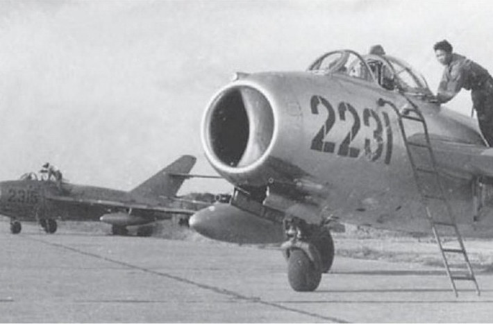 Lật lại lịch sử, từ năm 1960 phía Việt Nam đã gửi phi công đi đào tạo ở Trung Quốc. Tuy nhiên các phi công của Việt Nam khi này được gửi đi để đào tạo lái máy bay MiG-15 chứ không phải MiG-17. Nguồn ảnh: TL.