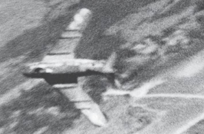 Chiến tích đầu tiên của Không quân Việt Nam với chiến đấu cơ MiG-17 là vào ngày 4/4/1965. Trong ngày này, hai chiếc F-105 Thunderchief (Thần Sấm) của Không quân Mỹ đã bị các chiến đấu cơ MiG-17 của Trung đoàn Không quân 921 bắn hạ. Nguồn ảnh: TL.