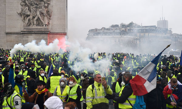 Người biểu tình áo vàng chiếm đóng Khải Hoàn Môn tại đại lộ Champs-Élysées - trái tim của thủ đô Paris, Pháp. Nguồn ảnh: TA.