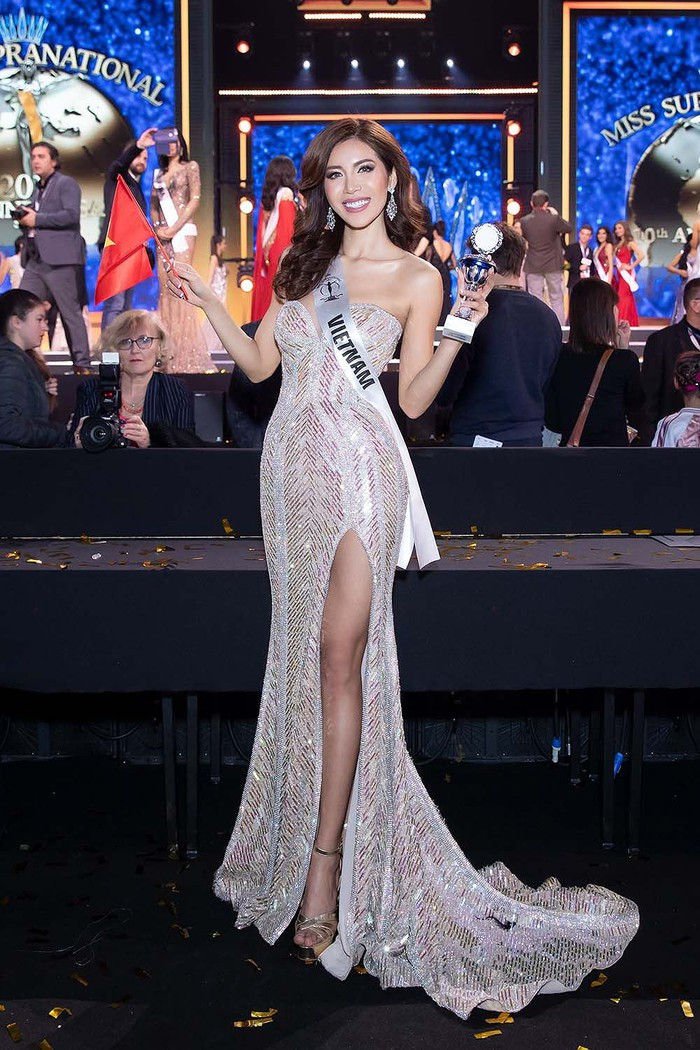 Cuộc thi Hoa hậu Siêu quốc gia 2018 đã chính thức khép lại bằng chiến thắng của ứng viên Valeria Vázquez đến từ Puerto Rico. Tuy nhiên, những hình ảnh hậu trường quanh đêm thi quyết định này vẫn để lại nhiều cảm xúc đối với các fan sắc đẹp, đặc biệt là chuỗi khoảnh khắc về Minh Tú - đại diện Việt Nam.