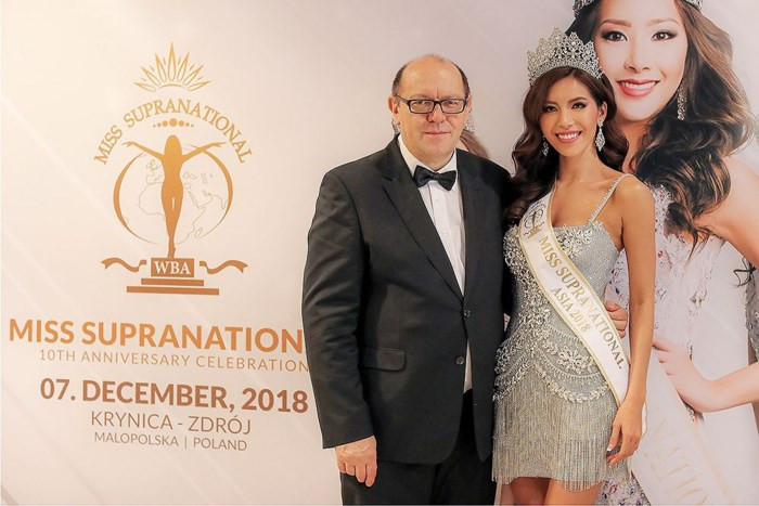 Chưa dừng lại ở đấy, Minh Tú còn được đích thân ngài chủ tịch cuộc thi - ông Gerhard Parzutka Von Lipinski trao vương miện và dải băng khi đoạt giải "Hoa hậu Siêu quốc gia châu Á 2018".