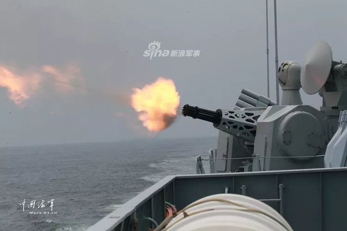Cận cảnh hệ thống pháo cao tốc được sử dụng để tác chiến phòng thủ tầm gần. Đây là loại pháo cao tốc Type 730 do Trung Quốc tự thiết kế. Loại pháo này có cỡ nòng 30mm và trên Type 054A có trang bị hai khẩu pháo loại này.
