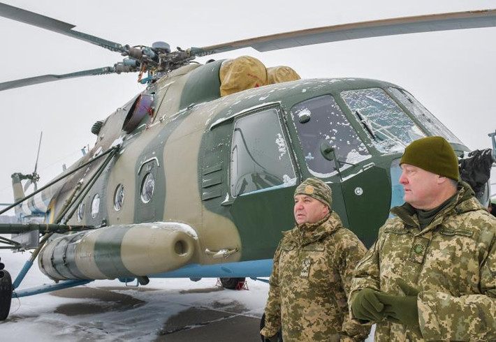 Tổng thống Ukraine ông Petro Poroshenko (phải) và Bộ trưởng Bộ Quốc phòng Ukraine Stepan Poltorak thăm căn cứ của Lữ đoàn không quân 40 tại Vasylkiv gần Kiev. Nguồn ảnh: Reuters.