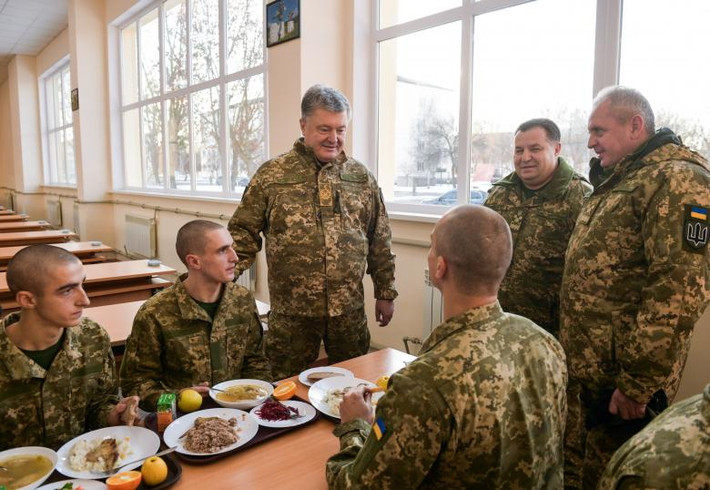 Tổng thống Ukraine thậm chí còn thăm cả bữa ăn của binh lính sau khi cuộc tập trận diễn ra. Nguồn ảnh: Reuters.