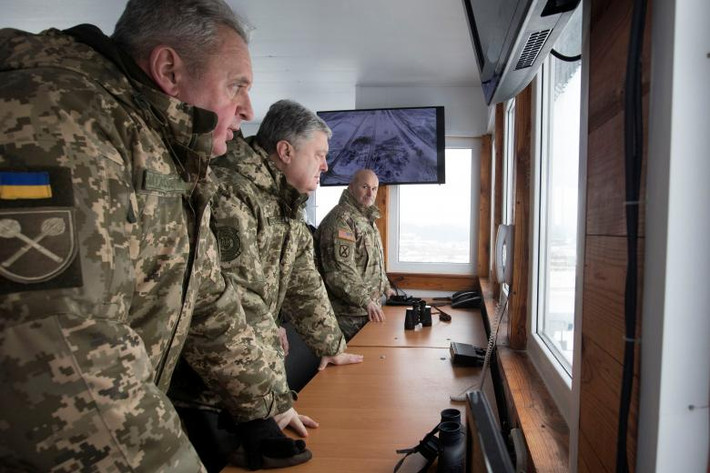 Tướng chỉ huy Lục quân Nga ông Viktor Muzhenko cùng Tổng thống Ukraine Petro Poroshenko và Tham mưu trưởng Lục quân Mỹ tại châu Âu cùng có mặt trực tiếp theo dõi cuộc tập trận của Lục quân nước này. Nguồn ảnh: Reuters.