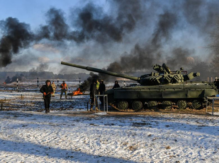 Xe tăng T-72 của Ukraine tham gia vào cuộc tập trận tại bãi huấn luyện Desna nằm ở tỉnh Chernihiv của nước này. Đây là một trong những bãi tập trận lớn nhất của Ukraine hiện nay. Nguồn ảnh: Reuters.