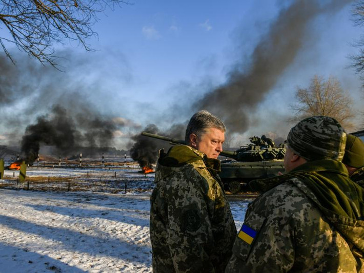 Tổng thống Poroshenko xuống tận bãi tập trận để tham gia thị sát. Nguồn ảnh: Reuters.