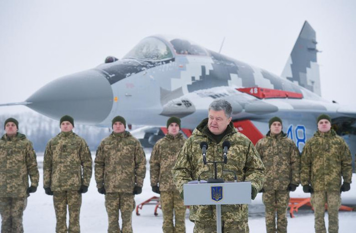Tổng thống Ukraine ông Petro Poroshenko phát biểu trong chuyến thăm Lữ đoàn Không quân Chiến thuật số 40 của Không quân Ukraine. Nguồn ảnh: Reuters.