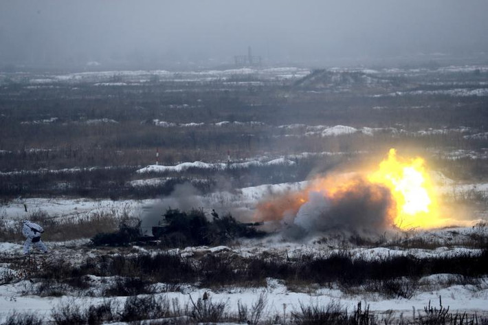 Pháo binh của quân đội Ukraine khai hoả trong cuộc tập trận gần Honcharlvske, tỉnh Chernihiv. Nguồn ảnh: Reuters.