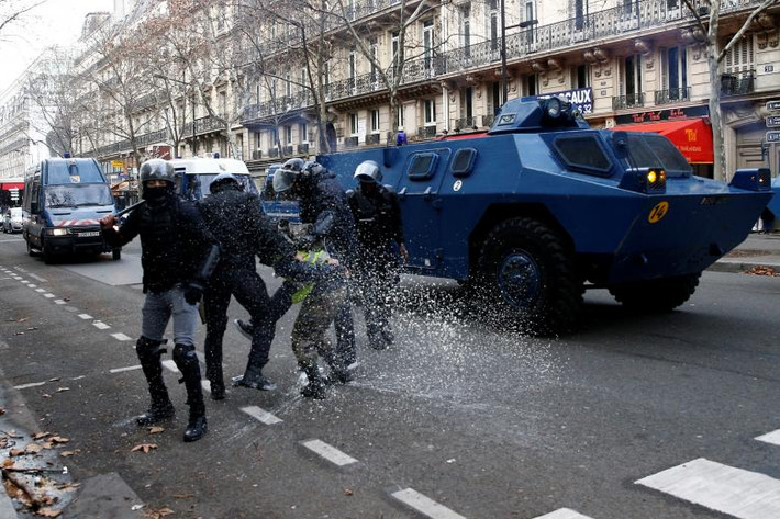 Cũng trong ngày 8/12, đã có hơn 500 người biểu tình quá khích bị bắt giữ. Nguồn ảnh: Reuters.
