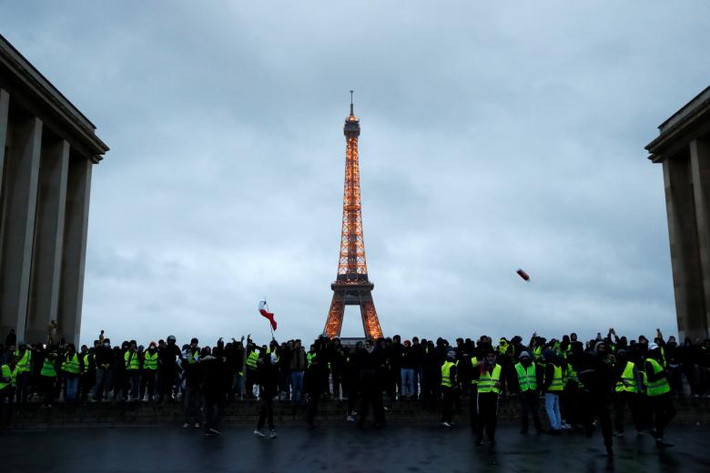 Tháp Eiffel - biểu tượng của Paris và của nước Pháp trong cuộc biểu tình đang diễn ra tại đây. Nguồn ảnh: Reuters.