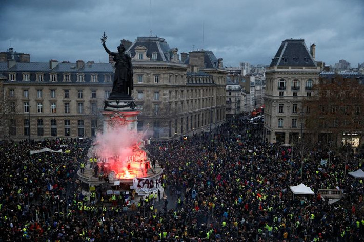 Quảng trường République tại Paris chìm trong biển người và pháo sáng. Đây là một trong số ít các khu vực tại Paris bị người biểu tình chiếm giữ. Nguồn ảnh: Reuters.