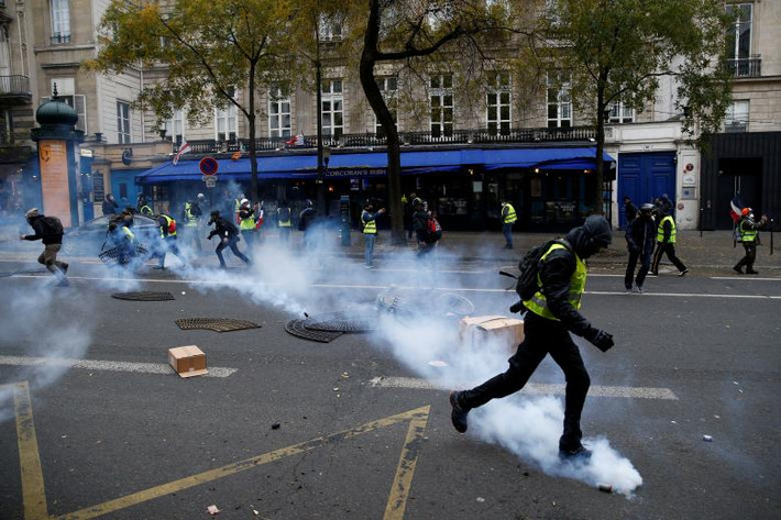 Chỉ tính riêng trong ngày 8/12, khoảng 5000 xe hơi đã bị đốt phá tại Paris. Nguồn ảnh: Reuters.