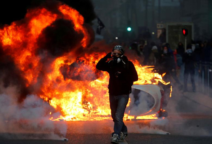 Người biểu tình đốt phá cửa hàng, cửa hiệu và xe hơi tại Marseille, Pháp. Nguồn ảnh: Reuters.