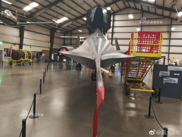 Cụ thể, máy bay SR-71 Blackbird có khả năng bay với tốc độ tối đa Mach 3,3 tương đương với khoảng 3540 km/h ở độ cao 24.000 mét. Đây là tốc độ nhanh hơn phần lớn các loại chiến đấu cơ siêu thanh bây giờ và nhanh hơn tất cả mọi loại tên lửa Liên Xô có trong tay khi SR-71 ra mắt năm 1966. Nguồn ảnh: Sina.