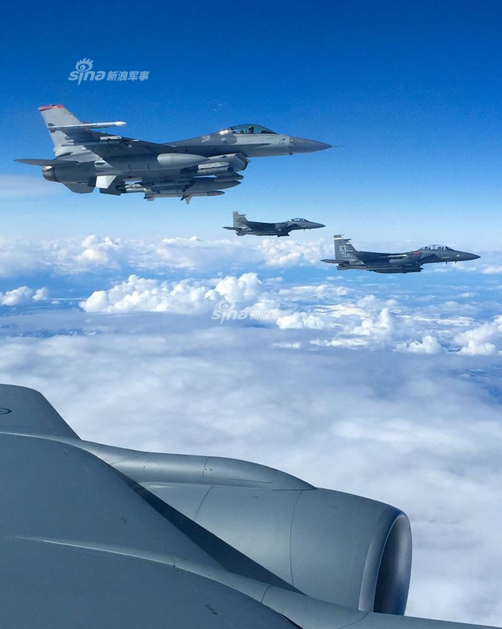 Tiêm kích F-16 (gần nhất) cùng hai chiếc F-15 của Không quân Mỹ thực hiện các bài bay tuần tra trên vùng trời Nhật Bản. Nguồn ảnh: Sina.