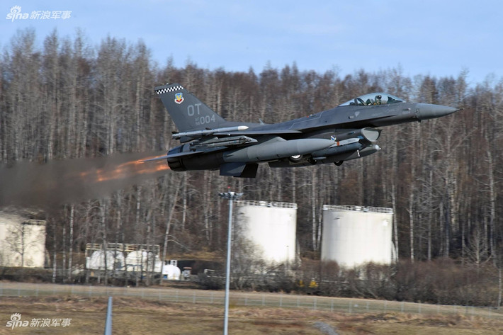 Chiến đấu cơ F-16 cất cánh. Thực tế, Lực lượng Phòng vệ Nhật Bản cũng có các đơn vị Không quân với trang bị các máy bay hiện đại do nước này mua của Mỹ hoặc tự sản xuất dựa trên giấy phép do Mỹ cấp, tuy nhiên số lượng các chiến đấu cơ trong Lực lượng Phòng vệ Nhật Bản là không nhiều và bộ máy tổ chức của lực lượng này cũng không được hoàn thiện như một lực lượng Không quân thông thường. Nguồn ảnh: Sina.