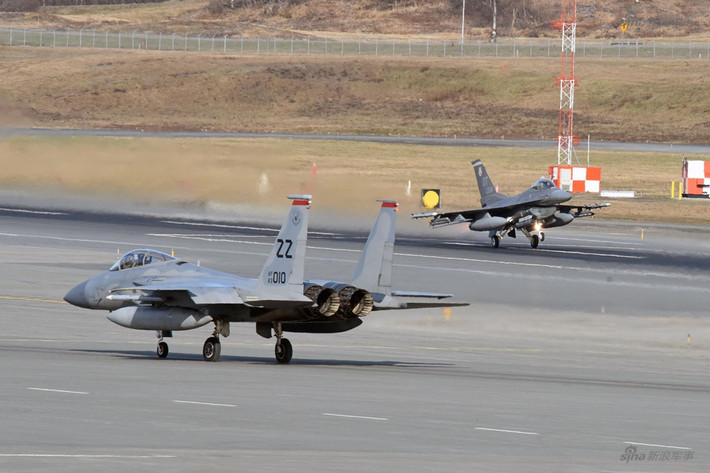 Chiến đấu cơ F-15 (ở gần) và chiến đấu cơ F-16 (phía xa) đang trên đường băng cất cánh. Do không có lực lượng quân đội cho riêng mình nên Nhật Bản phải phụ thuộc gần như hoàn toàn vào sự hiện diện quân sự của Mỹ để bảo vệ toàn vẹn lãnh thổ cho đất nước mình. Nguồn ảnh: Sina.
