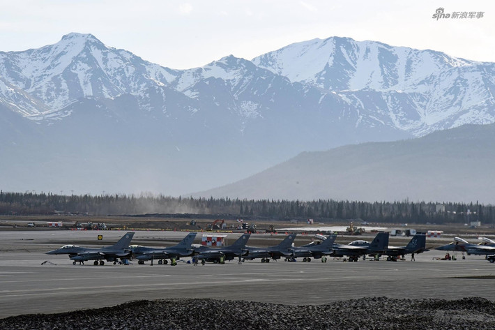 Hàng dài các chiến đấu cơ F-16 và F-15 của Không quân Mỹ trong một sân bay quân sự ở Nhật Bản. Nguồn ảnh: Sina.