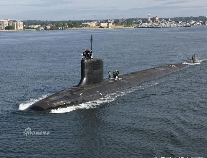 Tàu ngầm USS Illinois có lượng giãn nước 7.800 tấn khi nổi, chiều dài đạt 114,9 mét, lườn rộng 10,3 mét, mớm nước khi nổi đạt 9,8 mét. Tàu có khả năng di chuyển với tốc độ 25 hải lý giờ tương đương với 46 km/h nhưng không rõ đây là tốc độ di chuyển khi lặn hay khi nổi của con tàu này và cũng chưa có gì khẳng định đây đã là tốc độ tối đa của tàu. Nguồn ảnh: Sina.