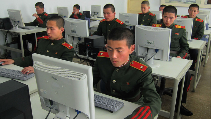 Thậm chí ngay cả Triều Tiên, một quốc gia không phổ cập internet và có lượng người sử dụng mạng cực kỳ hạn chế cũng có cho mình một đội quân tin tặc riêng. Đội quân này kín tiếng đến nỗi bất cứ phi vụ tấn công mạng lớn nào trên thế giới người ta cũng đổ lỗi cho Triều Tiên và Triều Tiên bất kể có làm hay không cũng không hề lên tiếng xác nhận hoặc phủ nhận. Nguồn ảnh: Easten.