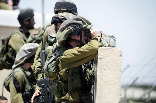 Binh lính Israel với mũ ngụy trang sẽ khó bị phát hiện hơn khi điều kiện ánh sáng ban ngày đầy đủ. Như vậy, Việt Nam có nên học theo Israel kiểu mũ ngụy trang này hay không? Câu hỏi xin được để ngỏ... Nguồn ảnh: Genews.