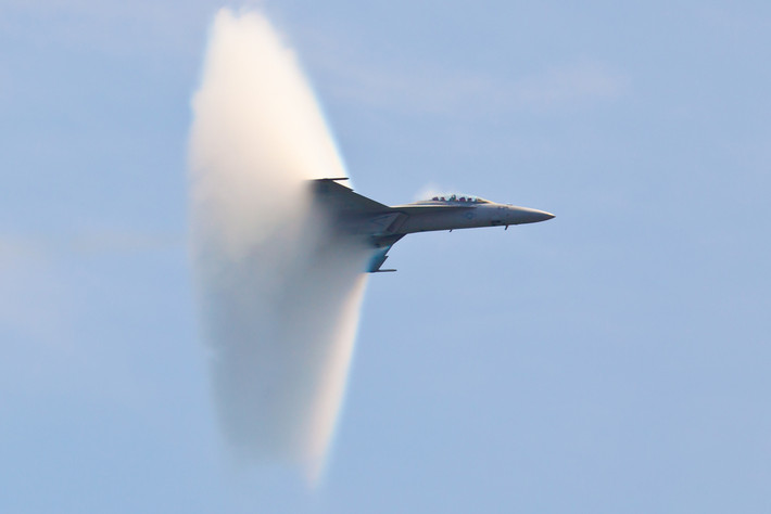 Cuộc chiến diễn ra vào một đêm sáng trăng, các máy bay F-16D của Không quân Hải quân Mỹ được điều tới giải vây cho lực lượng Đặc nhiệm Anh không thể xác định được mục tiêu bằng mắt thường do quá tối nhưng cũng không thể sử dụng được hệ thống nhìn đêm do ánh sáng từ mặt trăng phát ra quá... chói. Nguồn ảnh: Quora
