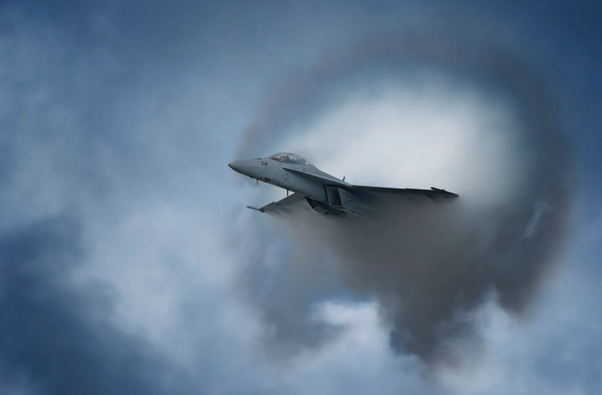Vào năm 2003, một phi công Mỹ lái chiếc F-16D thuộc phi đoàn 177 Không quân Mỹ đã cứu 52 lính đặc nhiệm Anh thoát khỏi một cuộc "tắm máu" khi những người lính này đang bị bao vây bởi 500 lính Iraq bằng cách sử dụng tiếng nổ âm thanh này. Nguồn ảnh: Sitre.