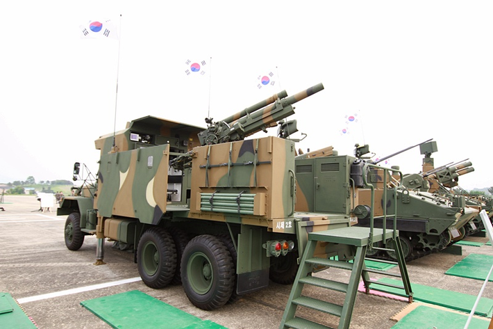 Cơ bản, thiết kế của EVO-105 với pháo Việt Nam tương tự nhau, quanh sàn công tác lắp các tấm giáp bảo vệ cùng hộp kỹ thuật, bố trí chân trống thủy lực giữ xe khi bắn. Ngoài ra, ở cabin phụ còn lắp đại liên 7,62mm hoặc 12,7mm. Nguồn ảnh: Guancha.