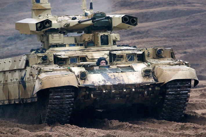 Được xây dựng trên khung gầm của xe tăng T-72, BMPT có thể được bảo dưỡng như một xe tăng thông thường và được xem là "cặp bài trùng" cho các loại xe tăng chủ lực hiện đại. Đặc biệt là các loại xe tăng chủ lực hiện đại của Nga như T-72 hay T-90. Nguồn ảnh: Pinterest.