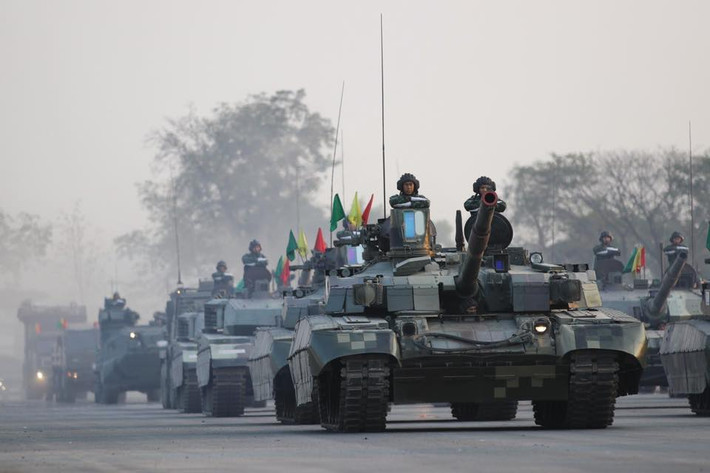 Các loại xe tăng VT-4 do Trung Quốc sản xuất và Oplot do Ukraine sản xuất cũng được Thái Lan mang ra trình diễn. Nguồn ảnh: Defense.