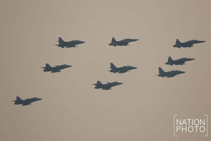 Tiếp theo đó là các phản lực Gripen của Không quân Hoàng gia Thái Lan xuất hiện. Nguồn ảnh: Defense.