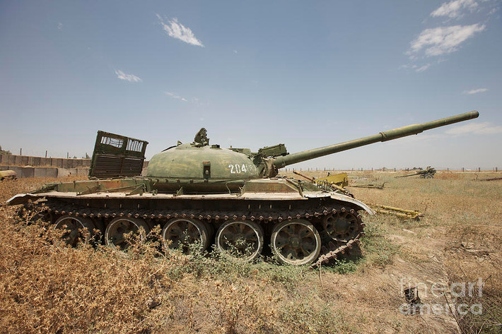 T-62 và các phiên bản của nó tỏ ra rất thích hợp với kiểu nhiệm vụ phòng thủ như thế này với những thuộc tính cần thiết, tất nhiên là chúng cũng cần được nâng cấp so với các phiên bản cũ trước đây. Nguồn ảnh: Pinterest.