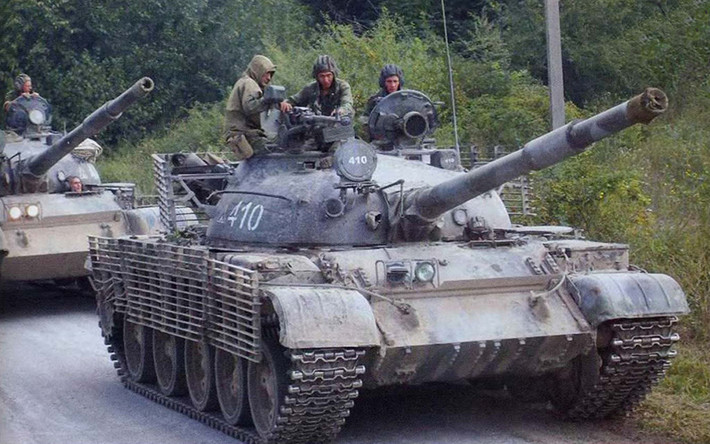 Trong quá khứ, T-62 là loại xe tăng sớm bậc nhất thế giới được trang bị hệ thống pháo nòng trơn cớ 115mm. Khẩu pháo từng làm "vua" này tới nay đã không còn sức công phá kinh hoàng như trước. Nguồn ảnh: Pinterest.