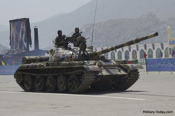 Trong bối cảnh hiện đại ngày nay, xe tăng T-62 khó có thể thực hiện được các nhiệm vụ tấn công và thọc sâu vào lãnh thổ đối phương. Ngược lại, chúng được giao nhiệm vụ phòng thủ kiểu "cắm chốt". Nguồn ảnh: Pinterest.