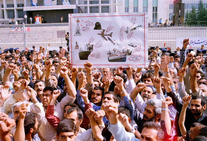 Tháng 7/1988, chuyến bay thương mại số hiệu 665 của hãng hàng không Iran cũng bị bắn hạ khi đang bay qua Vịnh Ba Tư. Nguồn ảnh: BI.
